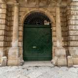 Un portale monumentale, con due possenti colonne tuscaniche, chiude il massiccio portone di ingresso